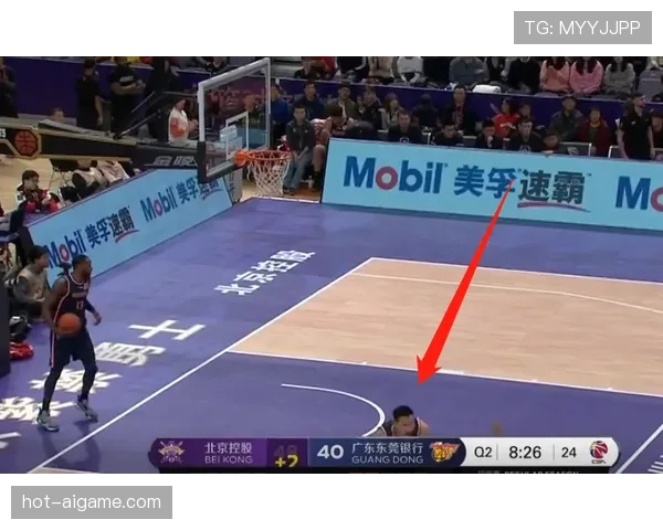 手抛球规则:双手过头、双脚着地与裁判要点 手抛球规则:双手过头、双脚着地与裁判要点